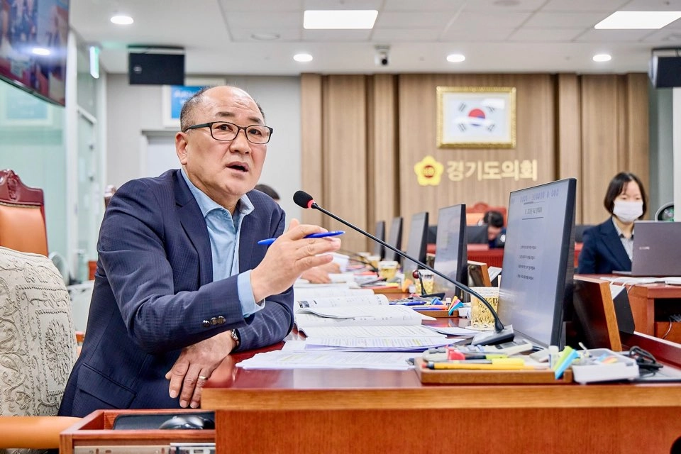 이영희 의원이 11일 열린 2026년 경기도 소방재난본부 업무보고에서 붕괴사고 대응체계및 현장 출동 대원의 안전관리 실태를 집중 점검하며 질의하고 있다.(사진=경기도의회)