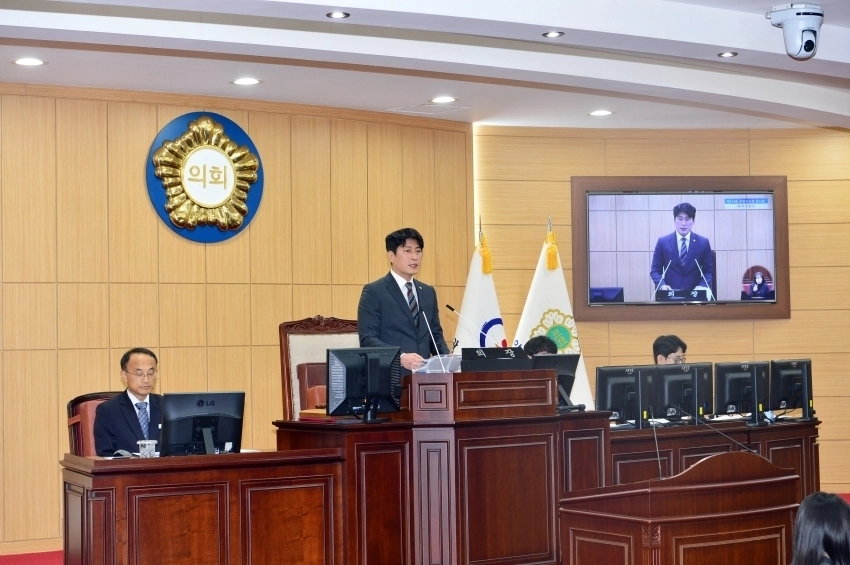 최대원 광양시의장이 본회의장에서 인사말을 하고 있다.