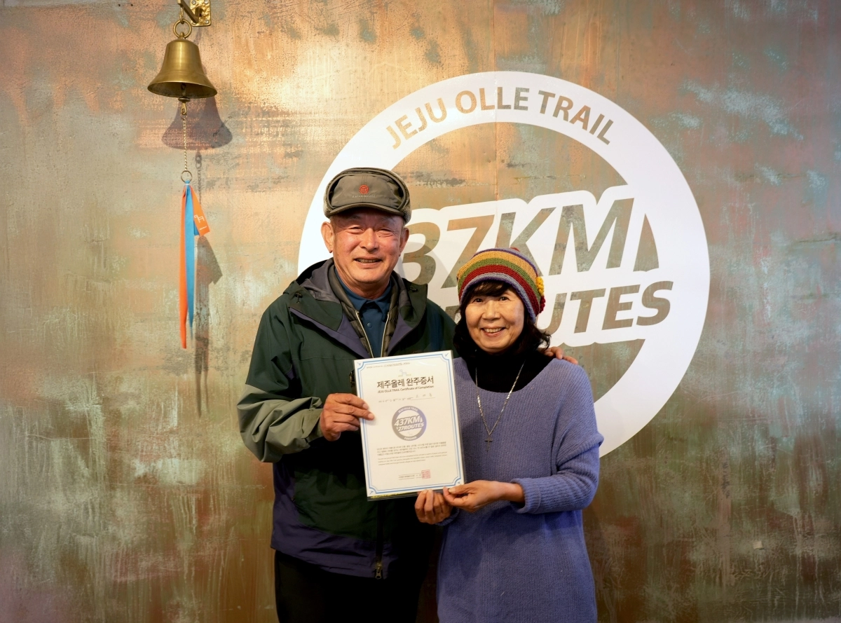 오세흥(왼쪽)씨가 제주올레 서명숙 이사장과 함께 완주증 들고 찍은 기념사진. 사단법인 제주올레 제공