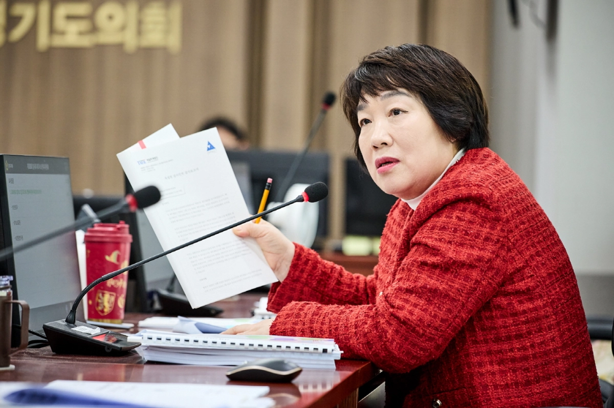 지미연 의원이 11일 경기도의회 보건복지위원회 업무보고에서 도민의 건강권 보호와 공공의료 안정을 위한 정책 대안을 제시하며 보건건강국 등을 대상으로 질의하고 있다.(사진=경기도의회)