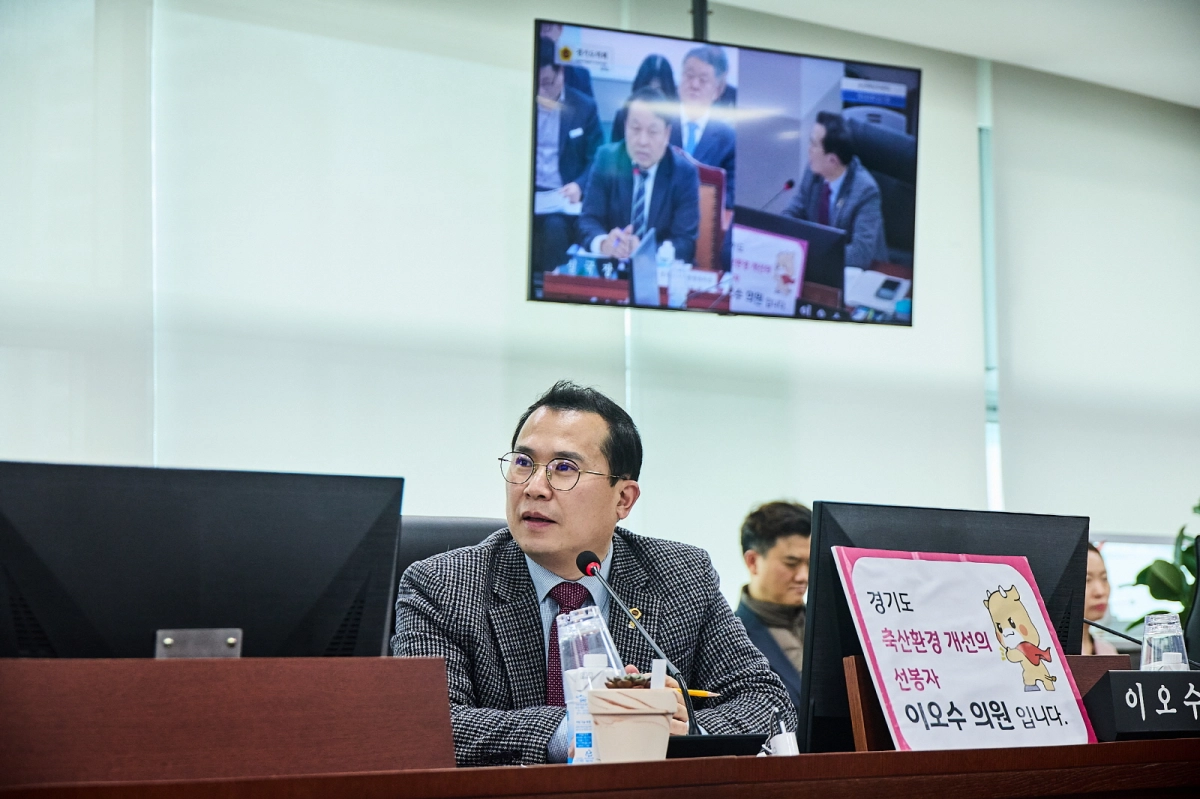 이오수 의원이 11일 열린 제388회 임시회 축산동물복지국 2026년도 업무보고에서 피트모스 기반 경축순환농업 확대를 위한 예산 반영을 주문하며 질의를 이어가고 있다.(사진=경기도의회)