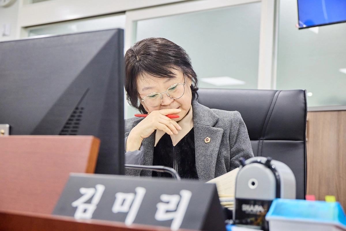 김미리 의원이 10일 열린 농수산생명과학국 업무보고에서 여성 농업인 특수 건강검진 사업의 낮은 검진율 문제를 지적하고 실질적인 참여 대책 마련을 주문하며 질의하고 있다.(사진=경기도의회)