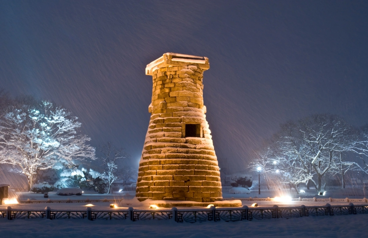 경관 조명이 설치된 경북 경주 첨성대의 야경. 경주시 제공