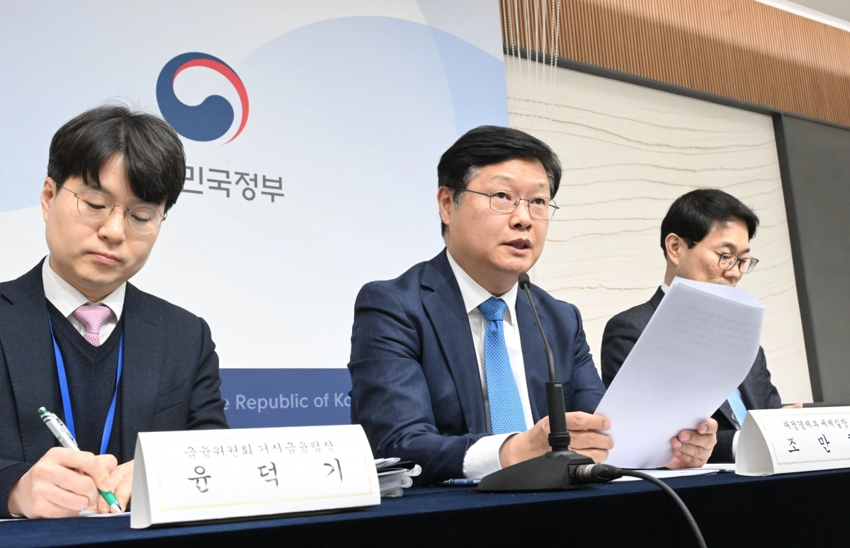 조만희(가운데) 재정경제부 세제실장이 2월 12일 정부세종청사에서 ‘다주택자 양도소득세 중과 유예 종료 및 보완방안’과 관련 관계부처 합동으로 주요내용을 설명하고 있다. 재정경제부 제공