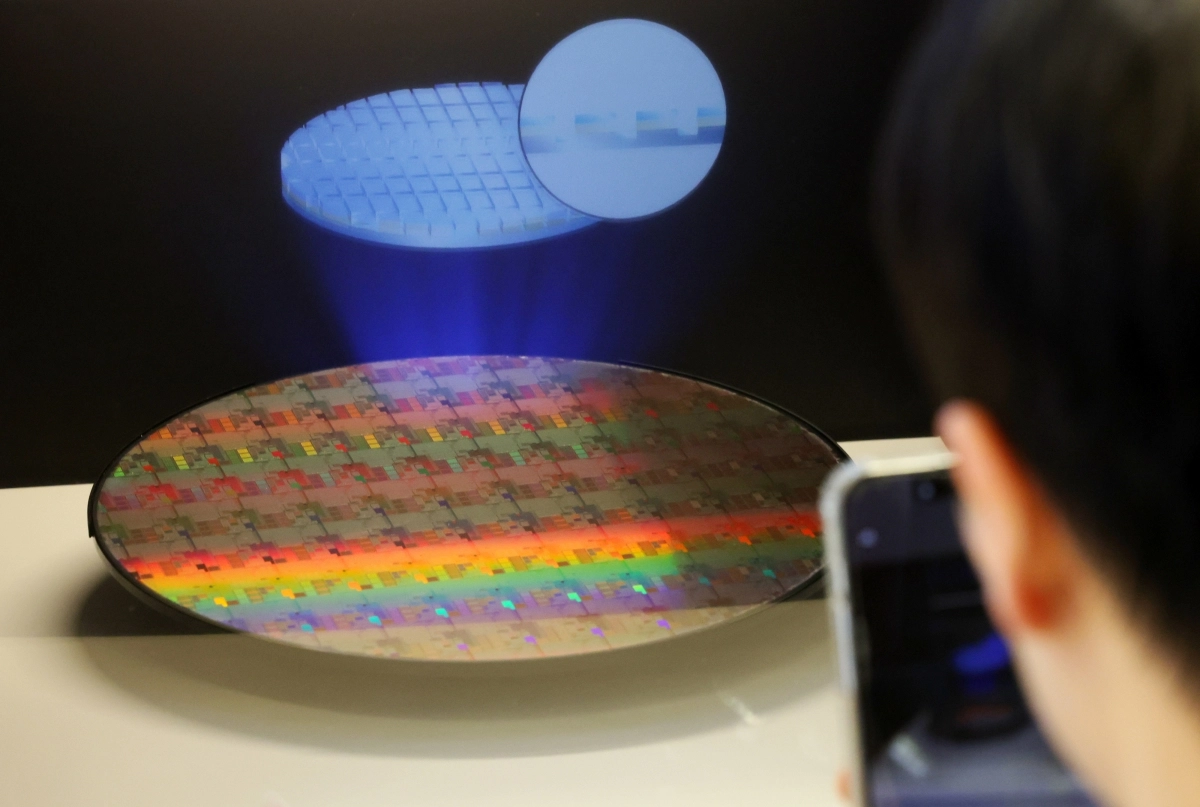 11일 오후 서울 강남구 코엑스에서 열린 세미콘 코리아 2026를 찾은 한 관람객이 반도체 웨이퍼 사진을 찍고 있다. 뉴시스