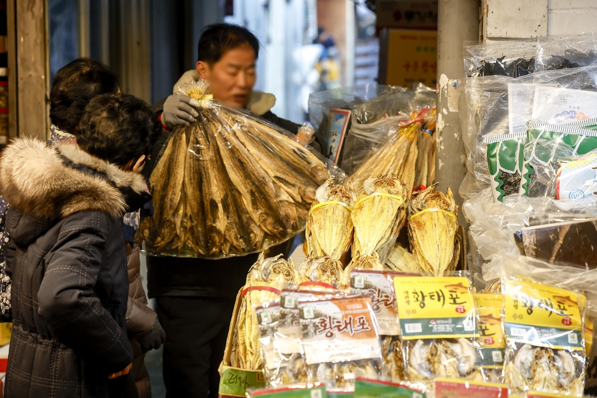 설 연휴를 나흘 앞둔 12일 서울 동대문구 청량리종합시장을 찾은 시민들이 장을 보고 있다. 2026.02.12. 뉴시스