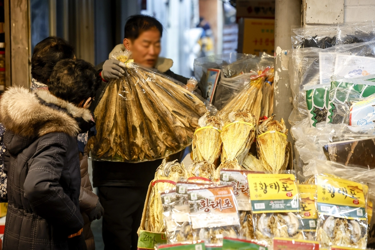 설 연휴를 나흘 앞둔 12일 서울 동대문구 청량리종합시장을 찾은 시민들이 장을 보고 있다. 2026.02.12. 뉴시스