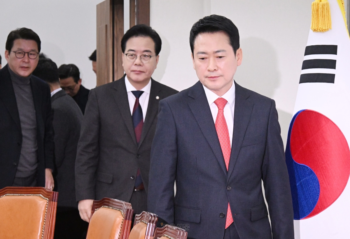 장동혁 국민의힘  대표가 12일  국회에서 열린 최고위원회의에 참석 하고 있다.  안주영 전문기자