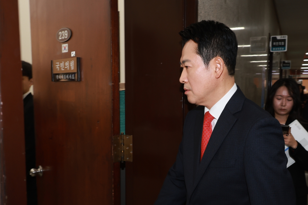 장동혁 국민의힘 대표가 12일 서울 여의도 국회에서 청와대 오찬 관련 비공개 회의를 위해 송언석 원내대표실로 향하고 있다. 2026.02.12 뉴시스
