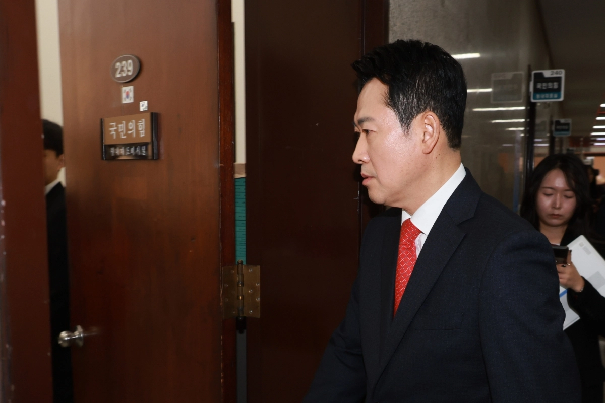 장동혁 국민의힘 대표가 12일 서울 여의도 국회에서 청와대 오찬 관련 비공개 회의를 위해 송언석 원내대표실로 향하고 있다. 2026.02.12 뉴시스