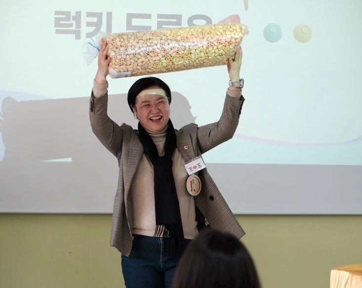 지난 7일 성동구 청년단체 킹십리로부터 ‘성동구 진상(眞賞)’ 감사장을 받은 이민옥 의원이 활짝 웃으면 기념촬영을 하고 있다.
