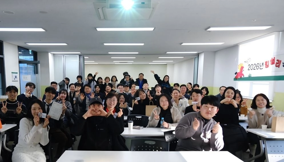 지난 7일 열린 ‘킹십리 2026 신년회’에서 참석자들이 기념촬영을 하고 있다.