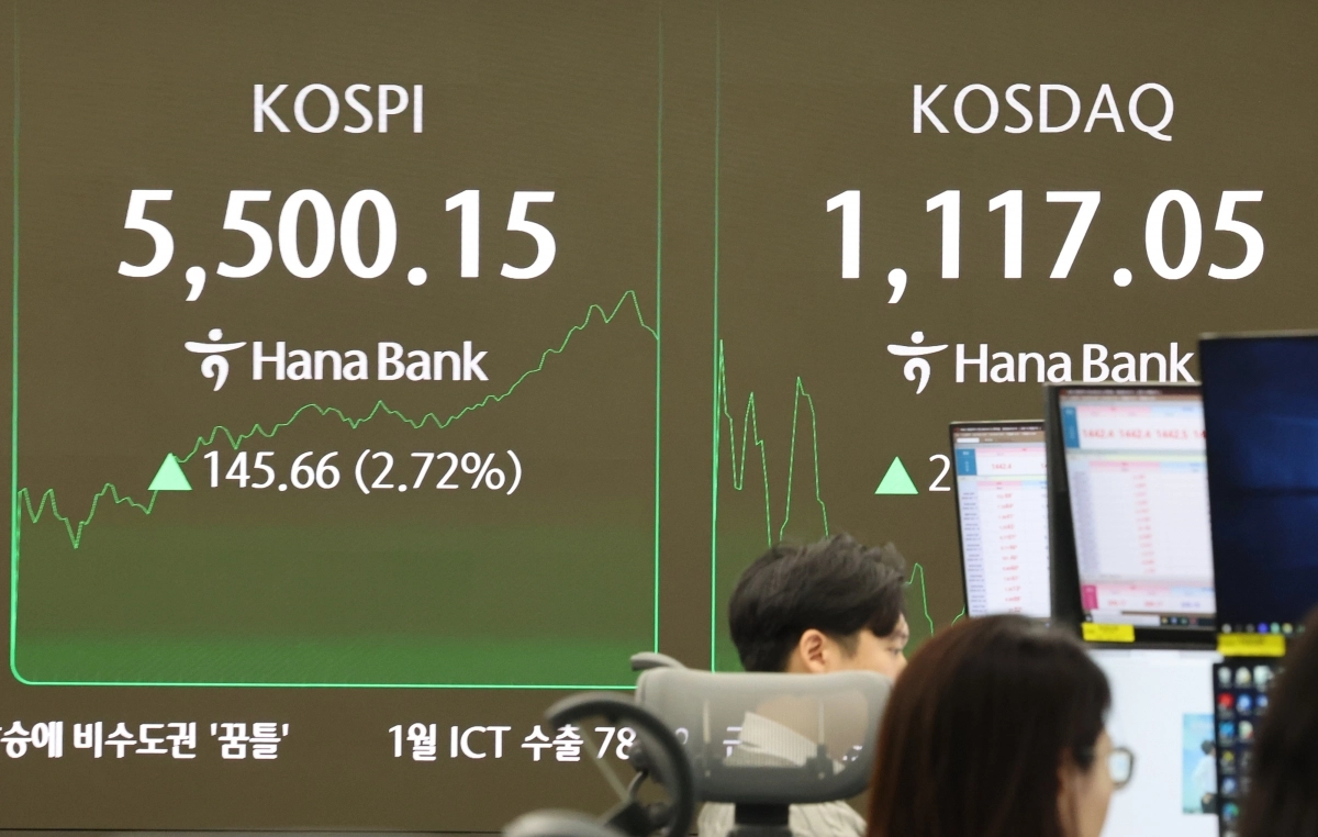 12일 서울 중구 하나은행 딜링룸 현황판에 코스피 지수 등이 표시되고 있다. 이날 코스피 지수는 급등해 장중 5,400선에 이어 5,500선도 돌파했다. 2026.2.12. 연합뉴스
