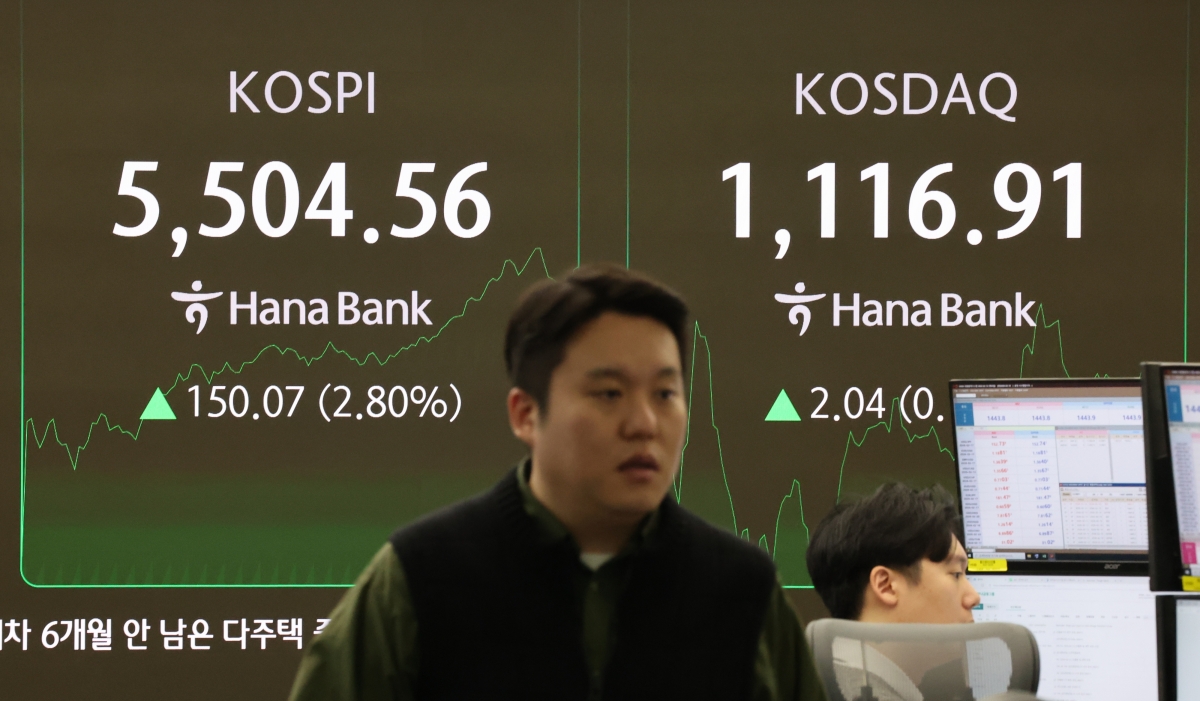 12일 서울 중구 하나은행 딜링룸 현황판에 코스피 지수 등이 표시되고 있다. 이날 오전 코스피 지수는 장중 5400선에 이어 5500선도 돌파했다. 2026.2.12 연합뉴스