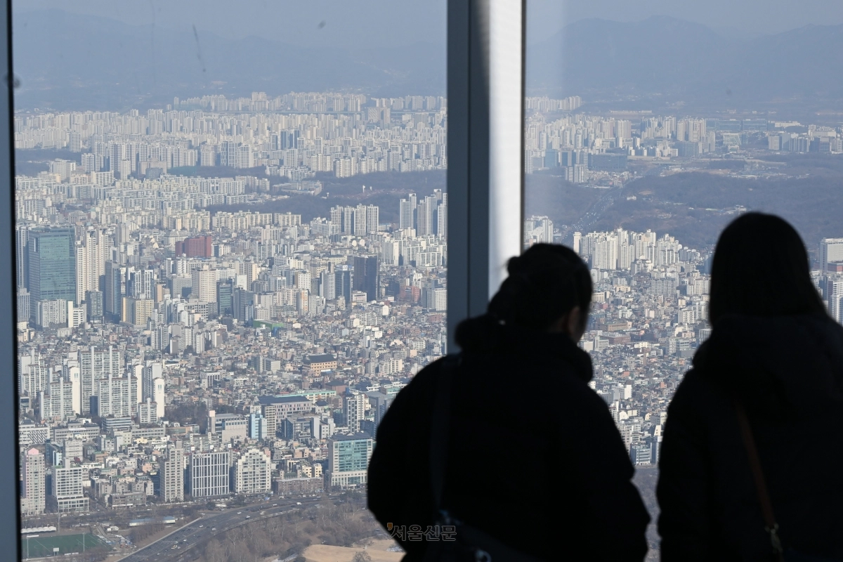 서울 송파구 서울스카이 전망대에서 바라본 서울 시내 아파트. 이지훈 기자