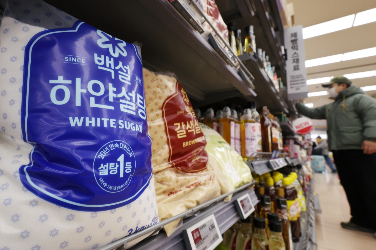 CJ제일제당, 설탕·밀가루 가격 인하     (서울=연합뉴스) 진연수 기자 = 8일 서울의 한 대형마트 설탕 판매대. 2026.2.8     jin90@yna.co.kr