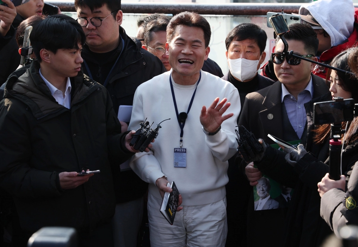 경찰 출석 전 기자회견 하는 전한길