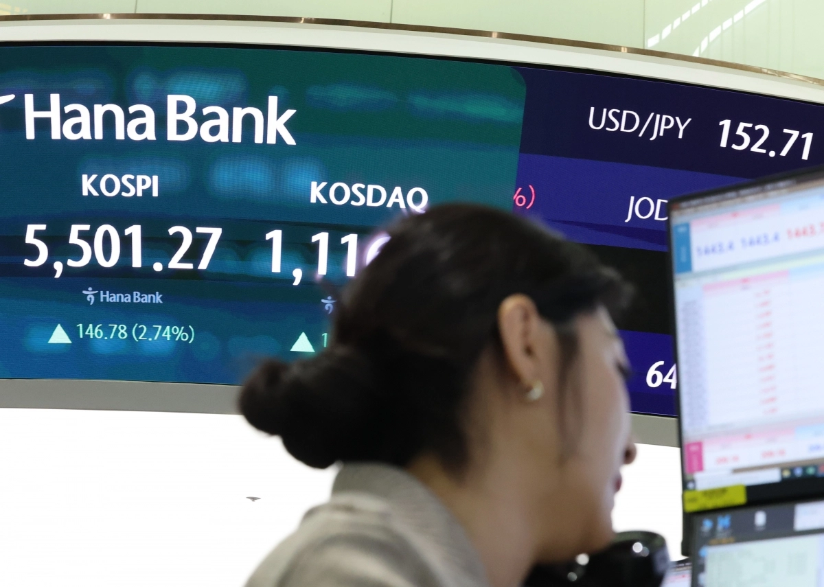 12일 서울 중구 하나은행 딜링룸 현황판에 코스피 지수 등이 표시되고 있다. 이날 코스피 지수는 급등해 장중 5,400선에 이어 5,500선도 돌파했다. 2026.2.12. 연합뉴스