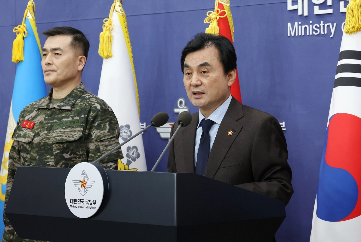 안규백 국방부 장관이 12일 서울 용산구 국방부 브리핑룸에서 12·3 불법 비상계엄 사건의 전개와 관련한 국방부 헌법존중 정부혁신 TF 활동결과를 발표하고 있다. 왼쪽은 박정훈 국방부조사본부장. 2026.2.12. 연합뉴스