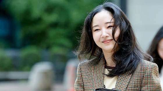 민희진 전 어도어 대표가 지난해 9월 서울 서초구 서울중앙지법에서 열린 하이브와의 주식 매매대금 청구 및 주주 간 계약 해지 확인 소송에 출석하고 있다. 연합뉴스