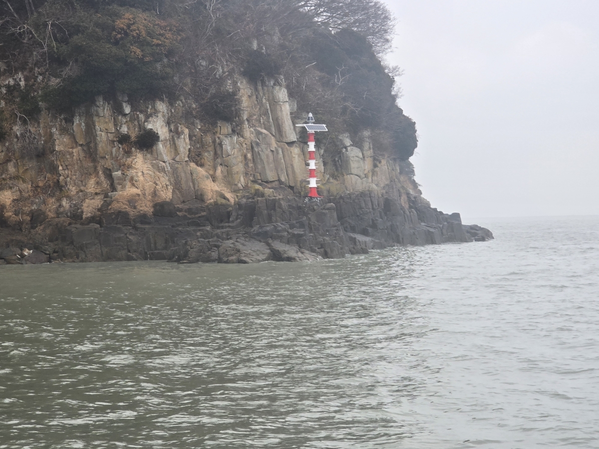 전남 신안군 족도에 설치된 임시 등대의 모습. 해양수산부