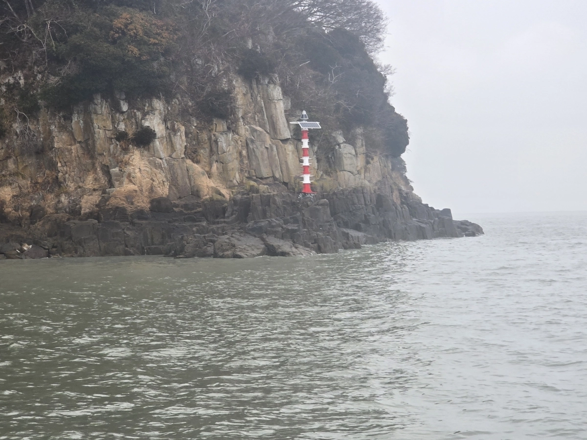 전남 신안군 족도에 설치된 임시 등대의 모습. 해양수산부