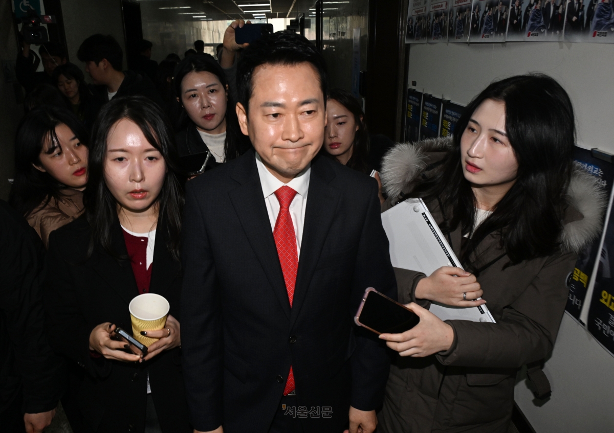 장동혁 국민의힘 대표가 12일 서울 여의도 국회에서 비공개 최고위원회을 열어 이재명 대통령 초청 청와대 오찬에 불참하기로 결정한후 나오고 있다. 국민의힘 장동혁 대표가 12일 국회 당 대표실로 향하고 있다. 장 대표는 이날 예정됐던 이재명 대통령과의 오찬에 불참한다. 안주영 전문기자