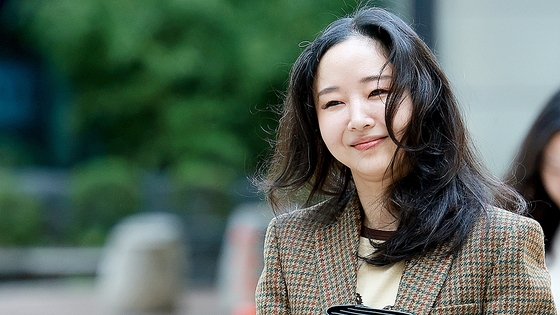 민희진 전 어도어 대표가 지난해 9월 서울 서초구 중앙지방법원에서 열린 하이브와의 주식 매매대금 청구 및 주주 간 계약 해지 확인 소송에 출석하고 있다.  연합뉴스