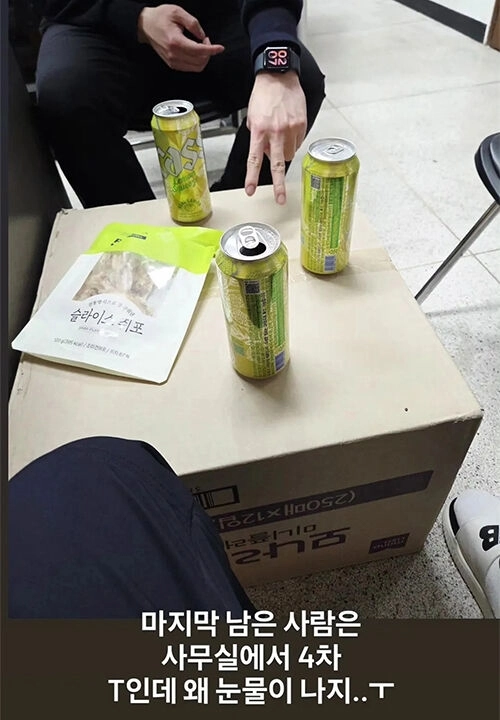 경남경찰청 소속 경찰이 관서 사무실에서 음주하는 모습이 담긴 사진을 소셜미디어(SNS)에 올렸다. 연합뉴스