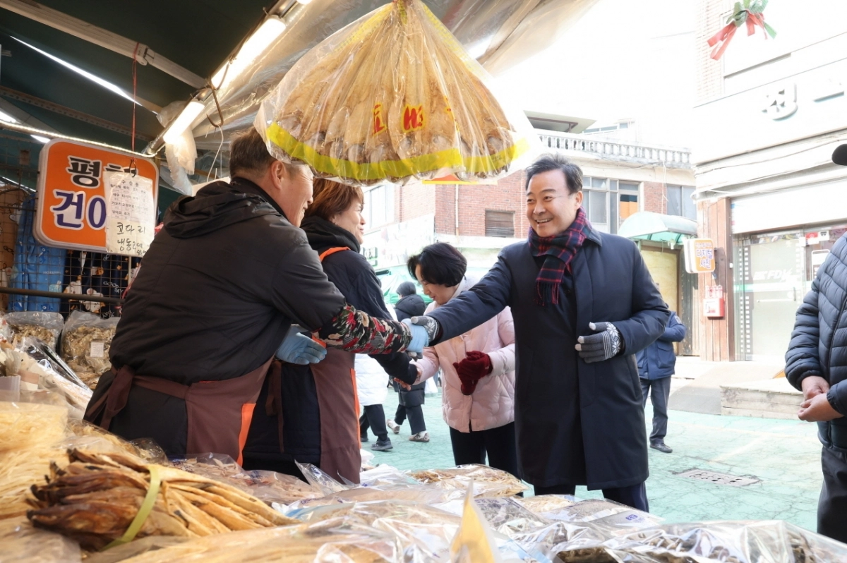김성제 의왕시장이 11일 설 명절을 앞두고 전통시장인 의왕도깨비시장을 찾아 상인과 인사를 나누고 있다. (의왕시 제공)