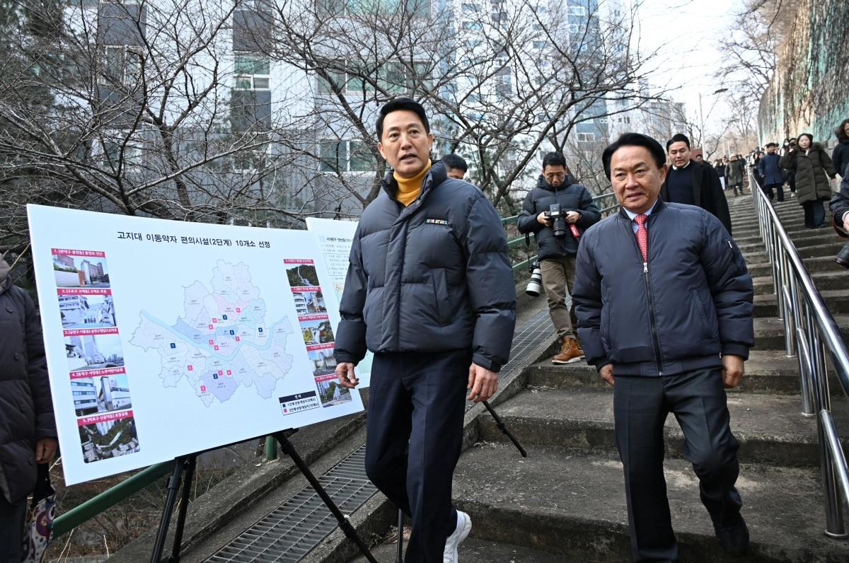 오세훈(앞줄 왼쪽) 서울시장이 12일 서울 서대문구 영천동 독립문삼호아파트 인근 가파른 계단에서 고지대 이동약자 편의시설 설치 계획을 발표한 뒤 계단을 내려오고 있다. 오른쪽은 이성헌 서대문구청장.  서울시 제공