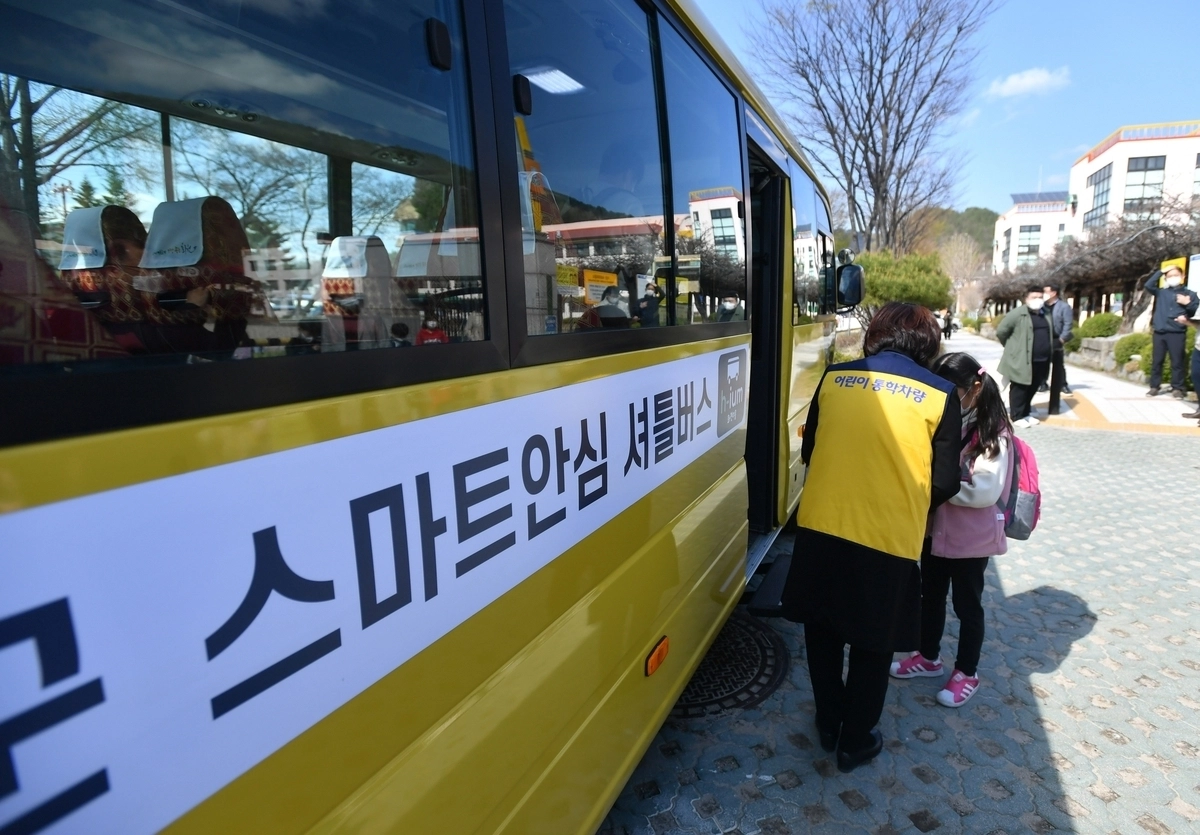 강원 화천군의 ‘스마트 안심셔틀’. 스마트 안심셔틀은 초등학생이 정해진 거점에서 스마트폰으로 버스를 콜택시처럼 호출해 이용할 수 있는 수요응답형 서비스다.  화천군 제공