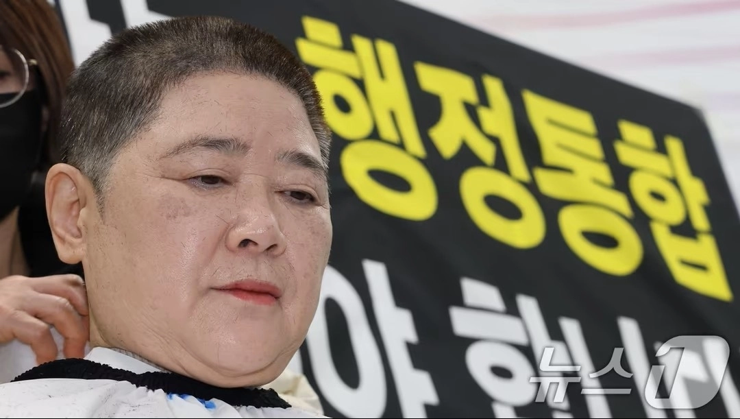 안경자 대전시의원이 12일 대전·충남 행정통합법(안) 철회를 주장하며 삭발하고 있다. 대전 뉴스1