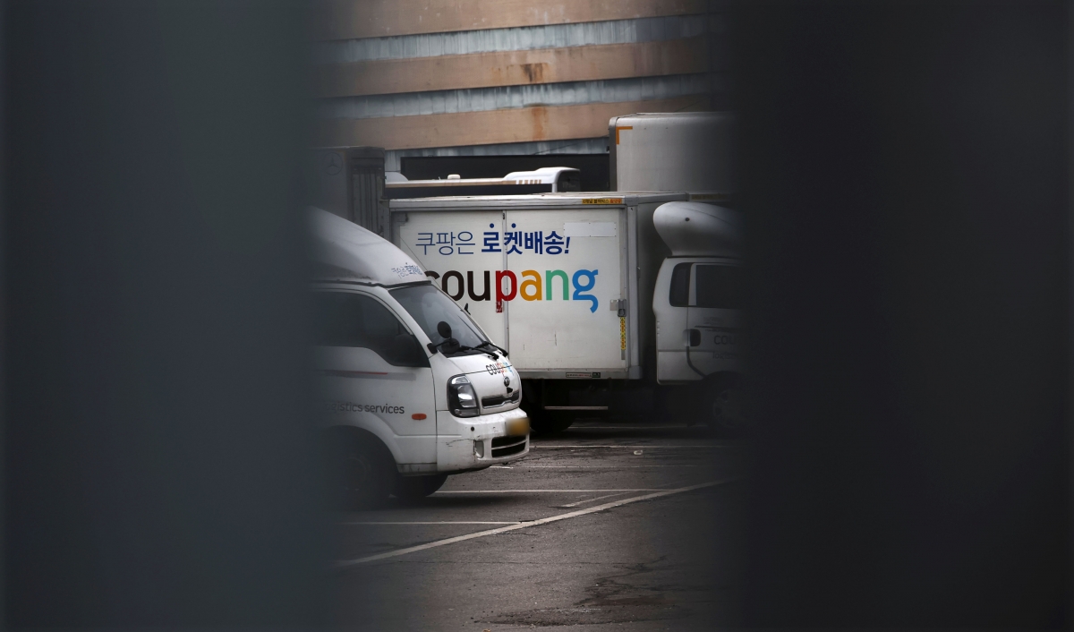 10일 과학기술정보통신부가 발표한 쿠팡 개인정보 유출 및 침해 사고에 관한 민관 합동 조사 결과에 따르면 개인정보 규모는 정부가 당초 추정하던 대로 3300만건을 넘어서고 범인이 들여다본 배송지 주소 등의 정보는 1억 5000만건에 달하는 것으로 파악됐다. 사진은 이날 서울의 한 쿠팡 캠프 모습. 2026.2.10. 연합뉴스