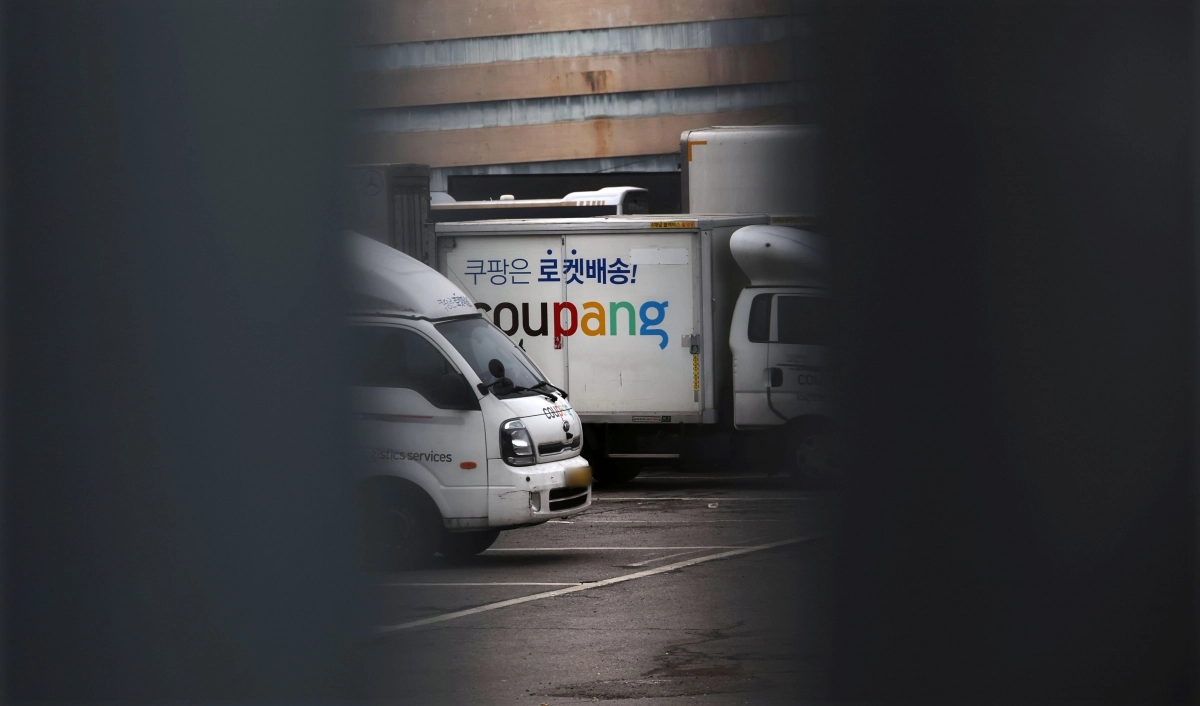 10일 과학기술정보통신부가 발표한 쿠팡 개인정보 유출 및 침해 사고에 관한 민관 합동 조사 결과에 따르면 개인정보 규모는 정부가 당초 추정하던 대로 3300만건을 넘어서고 범인이 들여다본 배송지 주소 등의 정보는 1억 5000만건에 달하는 것으로 파악됐다. 사진은 이날 서울의 한 쿠팡 캠프 모습. 2026.2.10. 연합뉴스