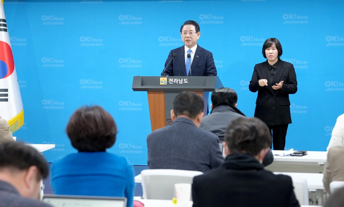 김영록 전남지사가 12일 도청에서 400만 전남광주특별시 실현을 위한 전남·광주 3+1축 산업 대부흥 비전을 발표하고 있다.