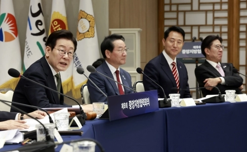 이재명 대통령이 지난해 11월 12일 용산 대통령실에서 열린 중앙지방협력회의에서 발언하고 있다.  이 대통령 오른쪽부터 유정복 시도지사협의회장 겸 인천시장, 오세훈 서울시장, 박형준 부산시장.   연합뉴스