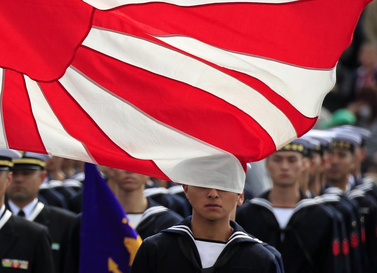 2018년 10월 14일 도쿄 인근 아사카 훈련장에서 열린 자위대 열병식에 참석한 일본 해상자위대 대원들. 연합뉴스