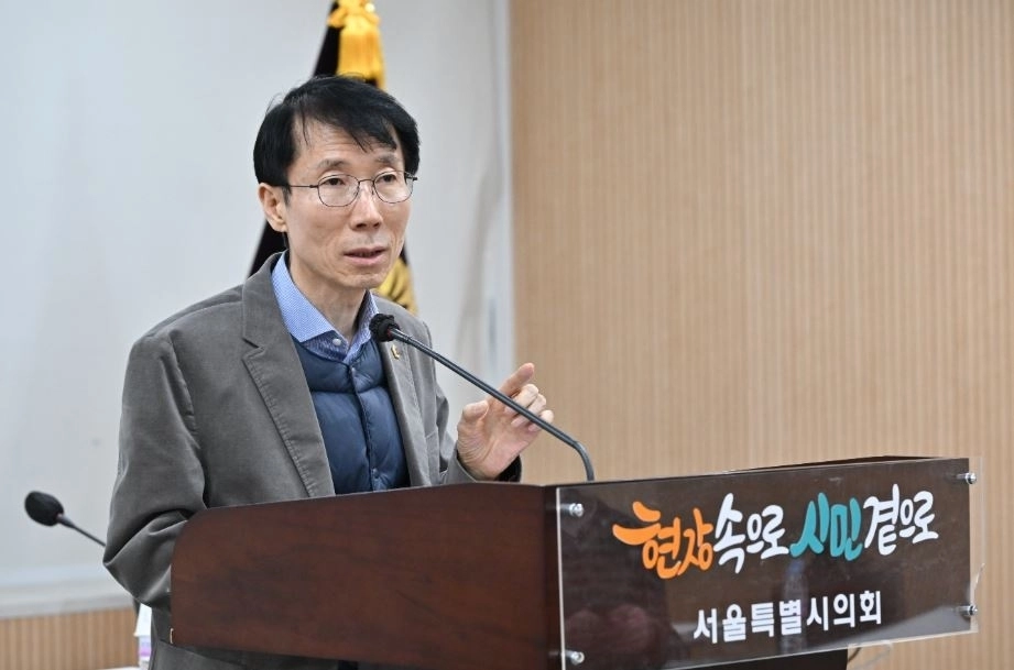 지난 10일 열린 ‘제도 밖 청년, 새로운 지원의 지평을 논하다’ 토론회에 참석해 개회사를 하는 전병주 의원