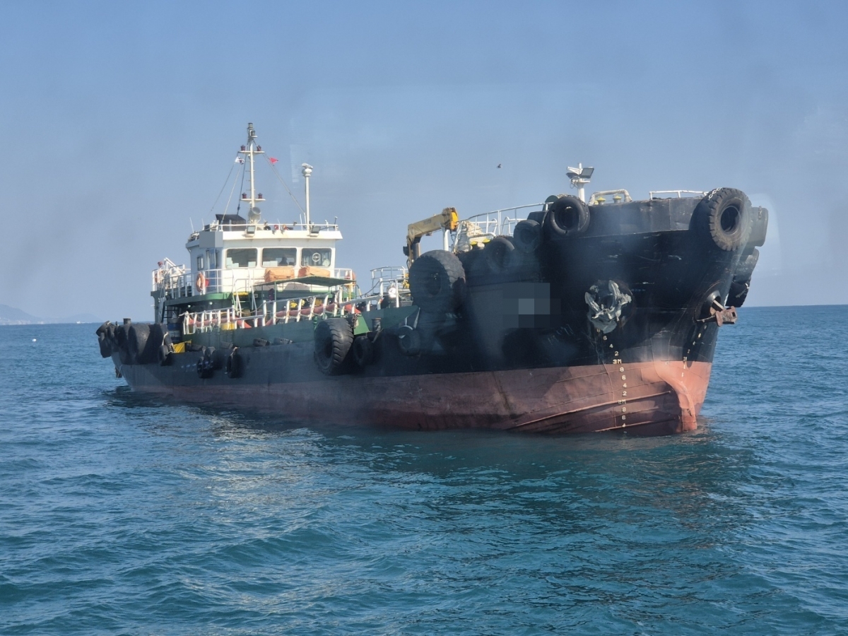 부산 영도구 생도 앞바다에서 전복된 연안 통발어선 A호와 충돌한 것으로 추정되는 석유제품 운반선. 부산해경 제공