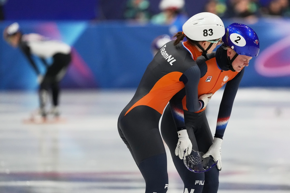 여자 쇼트트랙 세계 최강 산드라 펠제부르(오른쪽)가 10일(한국시간) 이탈리아 밀라노 아이스 스케이팅 아레나에서 열린 2026 밀라노·코르티나담페초 동계올림픽 혼성 2000m 계주 준결선에서 넘어진 뒤 동료의 위로를 받고 있다. 밀라노 AP 연합뉴스