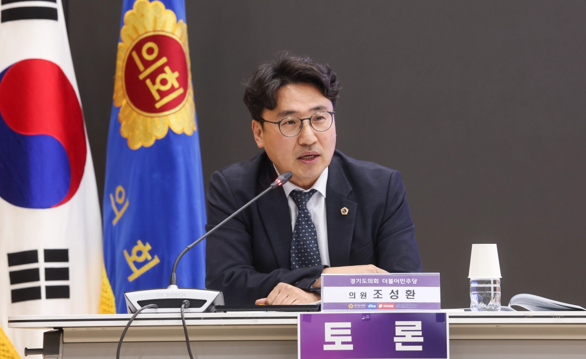 조성환 의원이 11일 경기도의회 대회의실에서 열린 ‘지방의회법 제정 및 지방의회 발전방안 모색을 위한 기획 학술세미나’에 토론자로 참석해 국회 산하 광역의회 법령 자문위원회 신설의 당위성을 피력하고 있다.(사진=경기도의회)