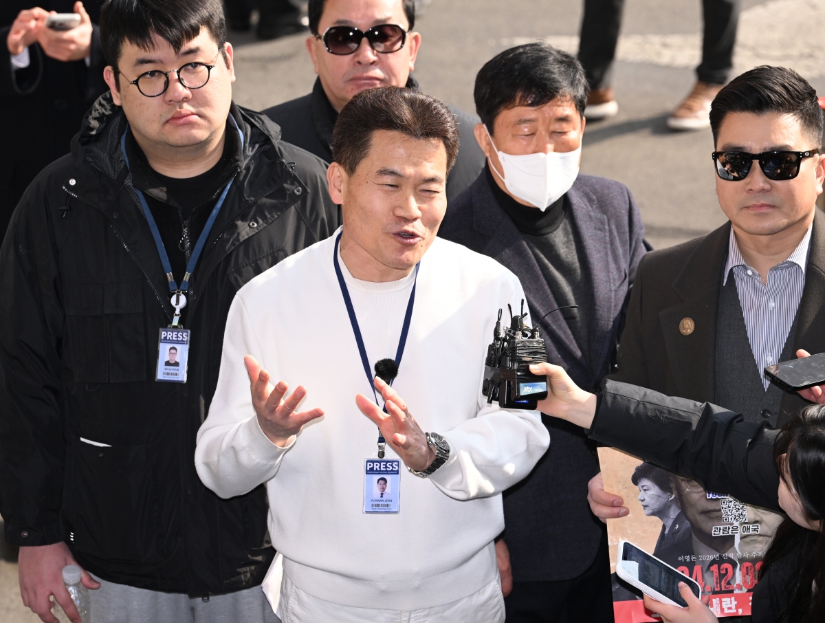 전 한국사 강사 전한길씨가 이재명 대통령 명예훼손 혐의로 조사를 받기 위해 12일 서울 동작경찰서로 출석하며 기자의 질문에 답하고 있다. 2026.2.12 도준석 기자