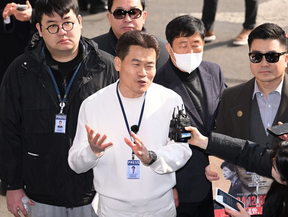 전 한국사 강사 전한길씨가 이재명 대통령 명예훼손 혐의로 조사를 받기 위해 12일 서울 동작경찰서로 출석하며 기자의 질문에 답하고 있다. 2026.2.12 도준석 기자