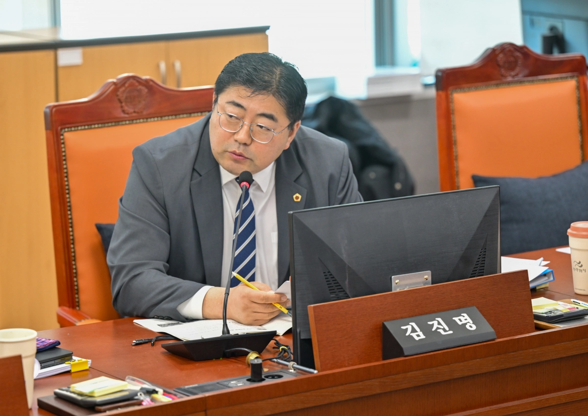 김진명 의원이 9일 열린 제388회 임시회 ‘2026년 경기도서관 주요 업무보고’에서 경기도서관 ‘세상에 없던 도서관’이 상징 넘어 도민 체감형 혁신에 주력할 것을 당부하고 있다.(사진=경기도의회)
