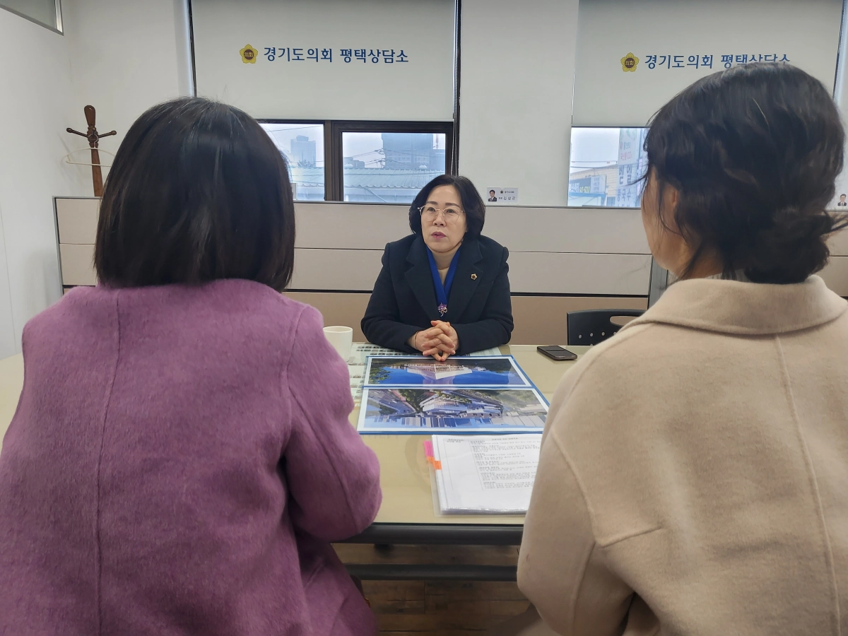 서현옥 의원이 11일 평택상담소에서 배다리도서관 이수경관장으로부터 동삭도서관 건립 현안에 관한 업무보고를 받고 있다.(사진=경기도의회)