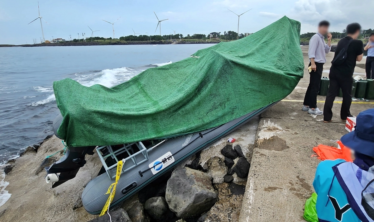 지난해 9월 7일 제주시 한경면 용수리 해안으로 밀입국한 중국인들이 타고 온 고무보트. 뉴시스