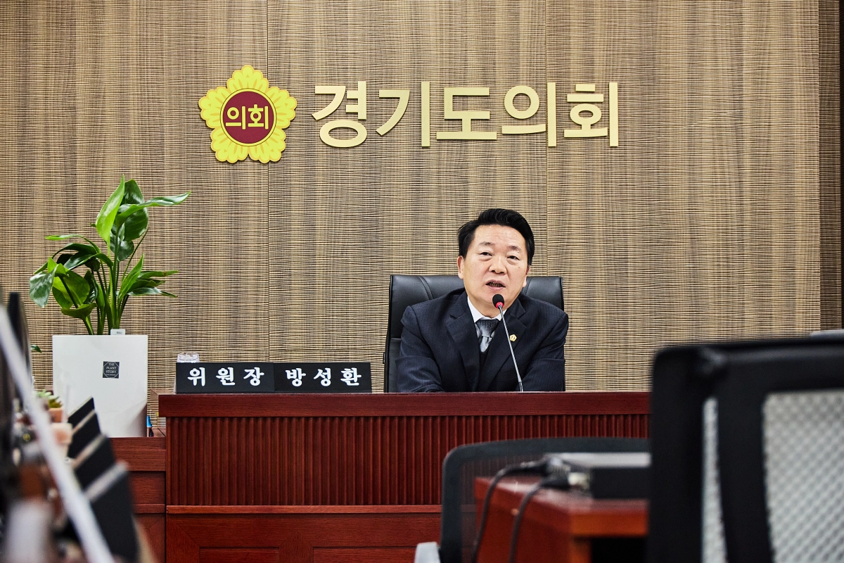 방성환 위원장이 11일 열린 제388회 임시회 축산동물복지국 2026년도 업무보고에서 비전 설정의 방향성과 조직 구조 전반에 대해 강도 높은 질의를 이어가고 있다.(사진=경기도의회)