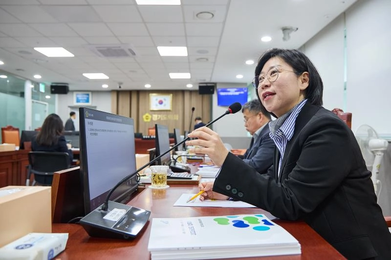 이은미 의원이 경기소방재난본부 업무보고에서 안산소방서 신축 예산 확보의 필요성을 강조하며 질의를 이어가고 있다.(사진=경기도의회)