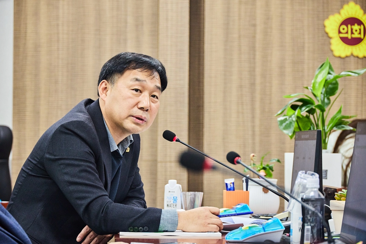 윤종영 의원이 11일 열린 제388회 임시회 축산동물복지국 업무보고에서 한국마사회 및 과천 경마장 이전 논의와 관련해 경기도 말산업 생태계 보호를 위한 도 차원의 선제적 대응을 강력히 주문하고 있다.(사진=경기도의회)